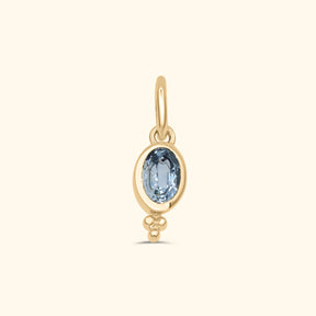 Gold plated birthstone hanger met ovale blauwe topaas en sierlijk detail – Josephina Jewelry
